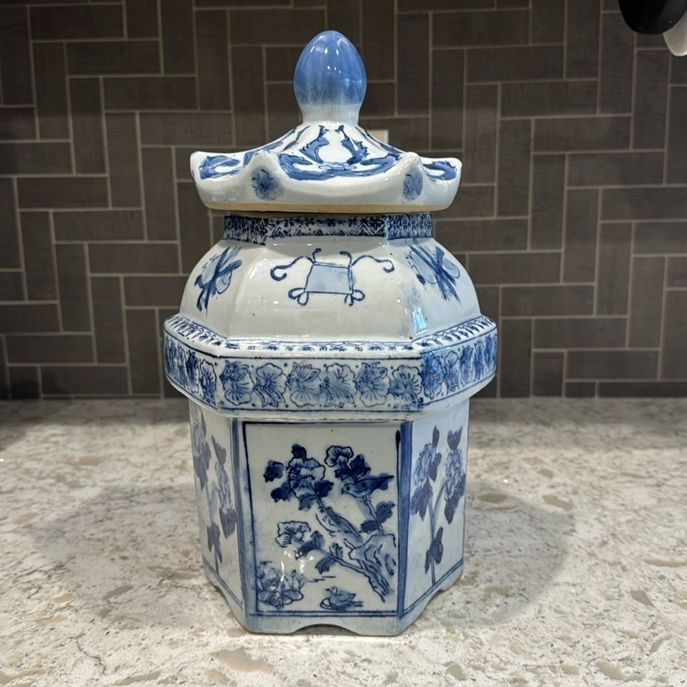 ANTIQUE~LARGE CHINESE~HEXAGONAL GINGER JAR W/LID~TRADITIONAL BLUE & WHITE~G22